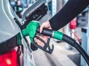 معلومة تساوي كنز..مواطن يكشف عن تصرف يقوم به عمال محطات الوقود يتسبب في زيادة استهلاك البنزين
