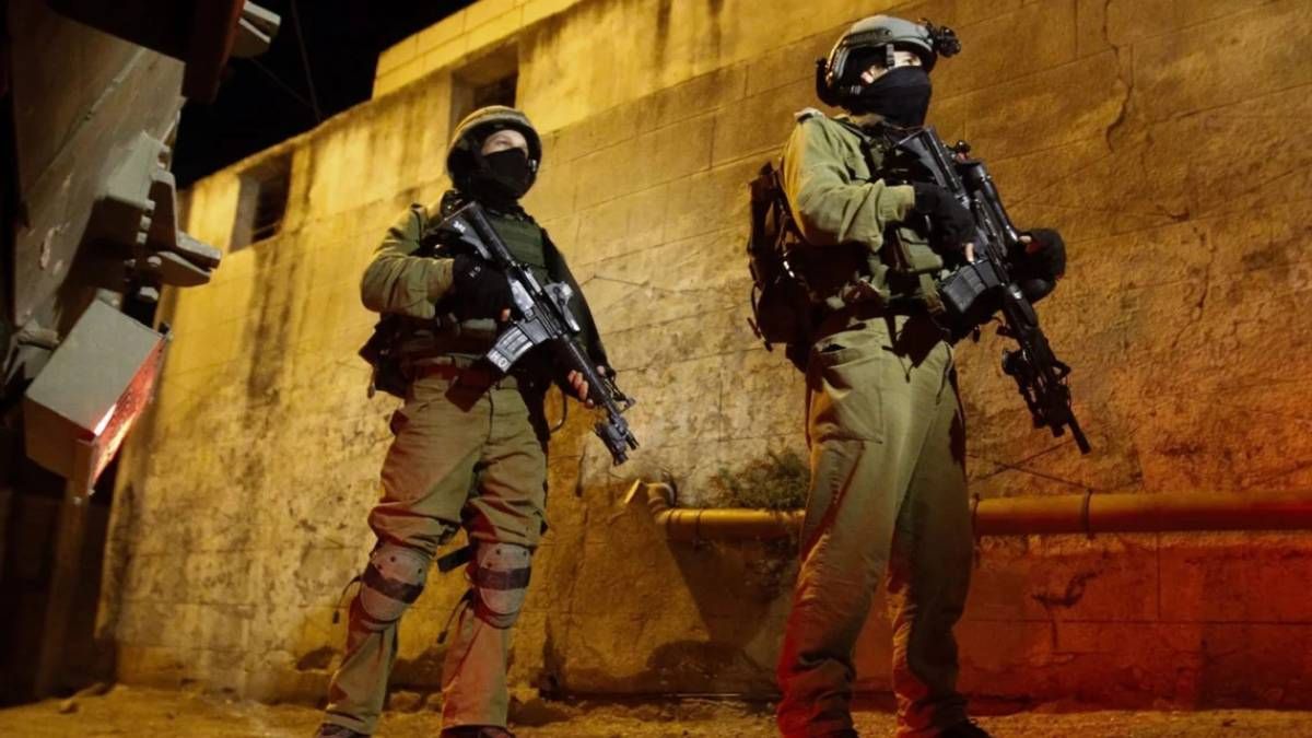 مقاطع فيديو وصور تثير جدلا: الجيش الإسرائيلي يجرد معتقلين فلسطينيين من ملابسهم
