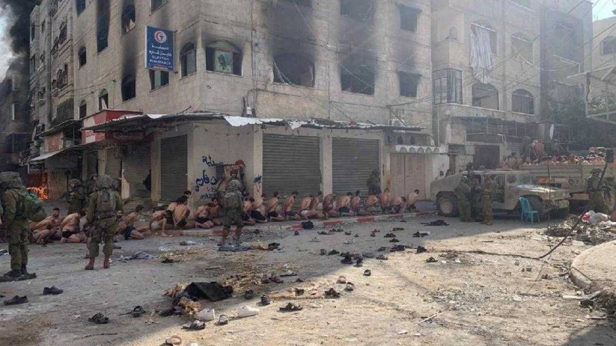 مقاطع فيديو وصور تثير جدلا: الجيش الإسرائيلي يجرد معتقلين فلسطينيين من ملابسهم
