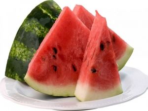 ما الذي يحدث لجسم الإنسان عند بلع بذور البطيخ؟ طبيب سعودي يكشف مفاجأة ستجعلكم تحرمون اكلها