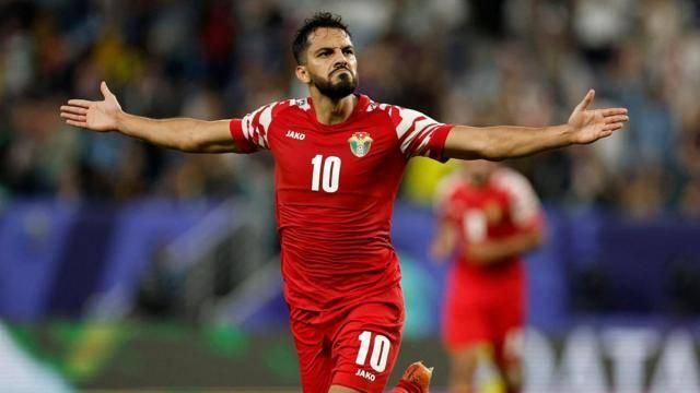 لتعويض صلاح أم للعب بجانبه.. موسى التعمري على رادار ليفربول