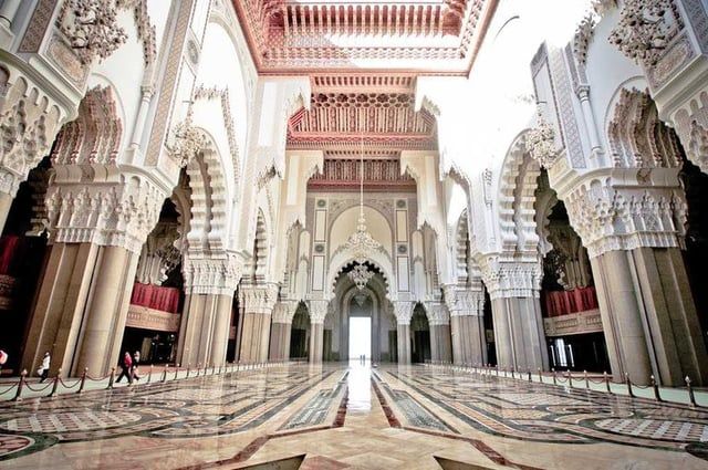 مسجد الحسن الثاني.. جوهرة معمارية مغربية فوق مياه المحيط الأطلسي (صور)