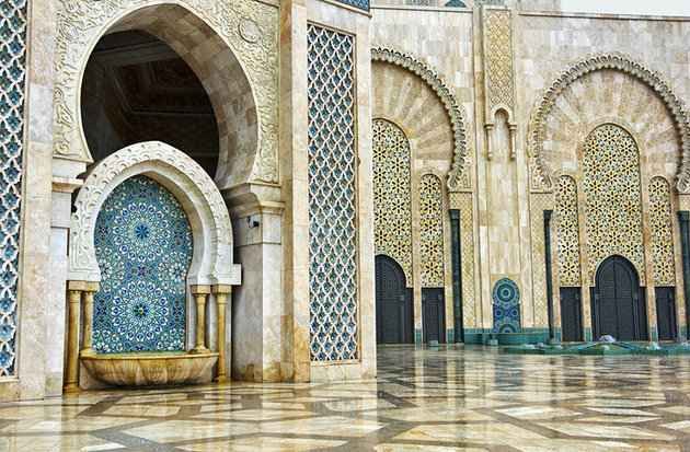 مسجد الحسن الثاني.. جوهرة معمارية مغربية فوق مياه المحيط الأطلسي (صور)