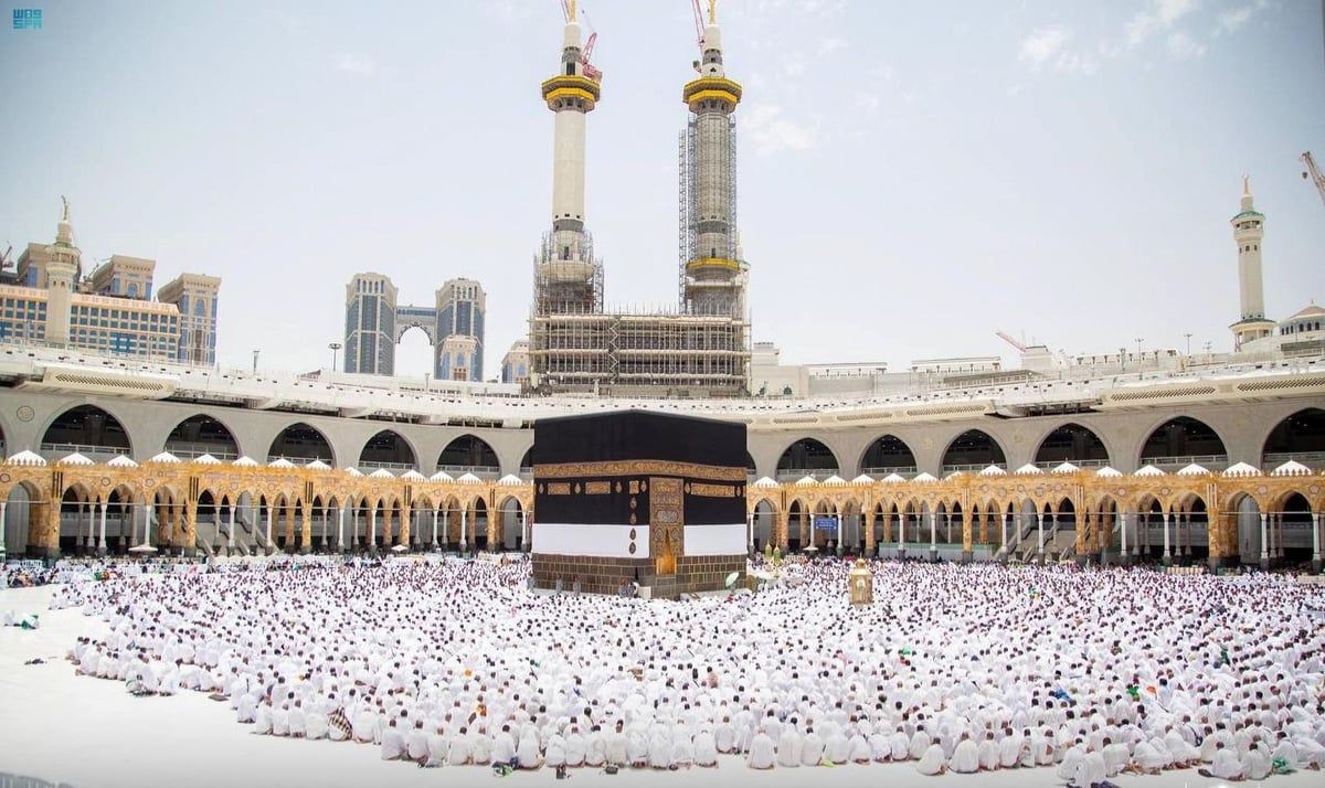 هندي يتخلى عن الهندوسية ويعتنق الإسلام في الحرم المكي (فيديو)