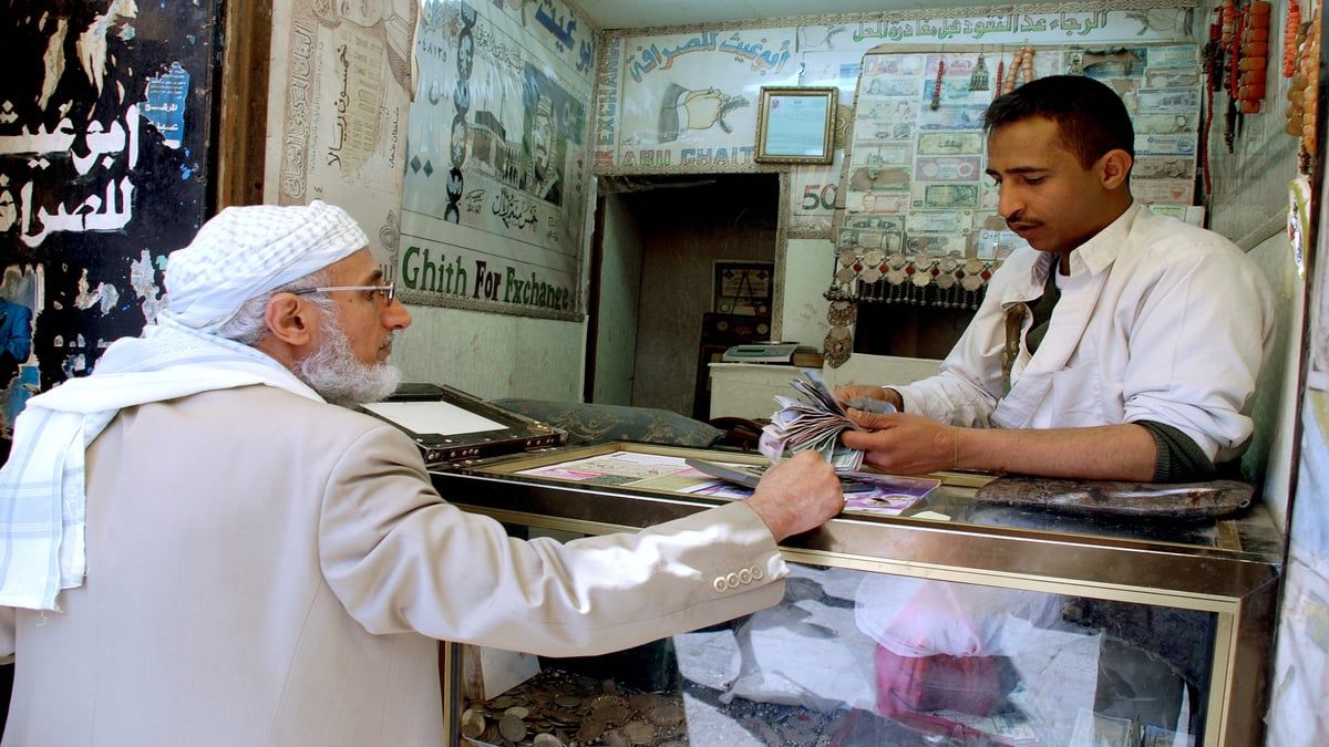 انقسام الريال اليمني يُفاقم معاناة المواطنين