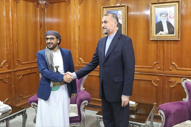 تصدرته صورتا خميني وخامنئي.. لقاء إيراني حوثي في مسقط