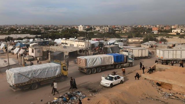 "إغراق غزة بالمساعدات".. ما هدف الإستراتيجية الإسرائيلية الجديدة؟