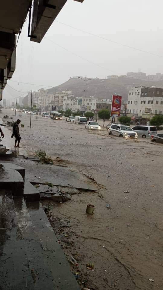 اليمن.. مياه السيول تُغرق مدينة المكلا في حضرموت ( صور وفيديو)