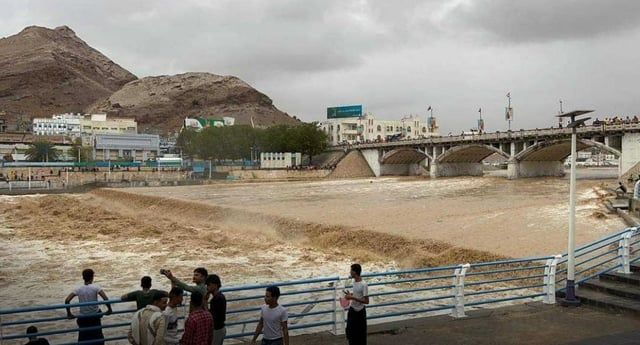 اليمن.. مياه السيول تُغرق مدينة المكلا في حضرموت ( صور وفيديو)