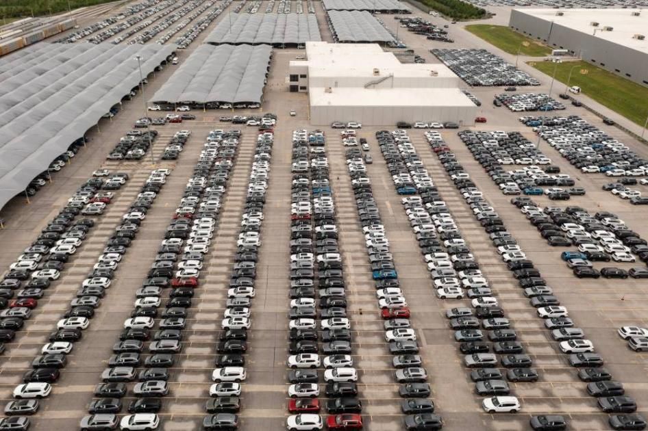 أوروبا تسجل أول تراجع في مبيعات السيارات الجديدة منذ منتصف 2022