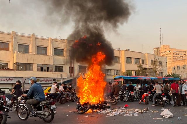 جواسيس واضطرابات.. خبراء يكشفون "الأوراق الرابحة" بيد إسرائيل ضد إيران