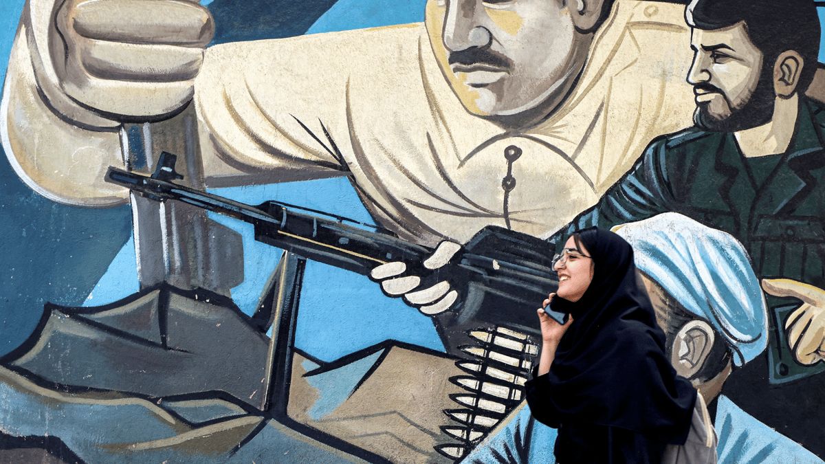 جواسيس واضطرابات.. خبراء يكشفون "الأوراق الرابحة" بيد إسرائيل ضد إيران