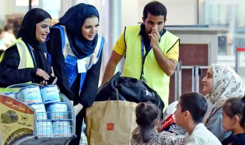 مطارات دبي: قمنا بتوزيع 73 ألف وجبة خفيفة على المسافرين المتضررين
