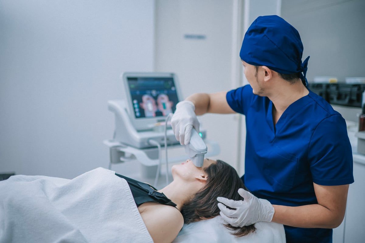 لا يمتلك شهادة.. منتحل صفة طبيب تجميل يجري عمليات "ناجحة" في العراق