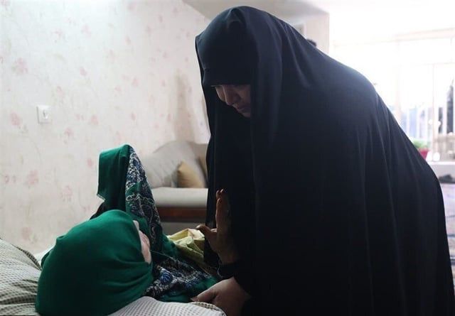 ظهور نادر.. والدة "رئيسي" تتقبل التعازي في بيتها (فيديو)