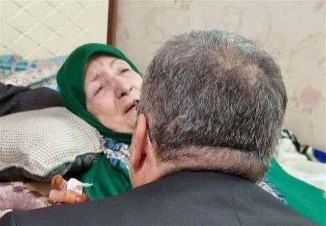 ظهور نادر.. والدة "رئيسي" تتقبل التعازي في بيتها (فيديو)