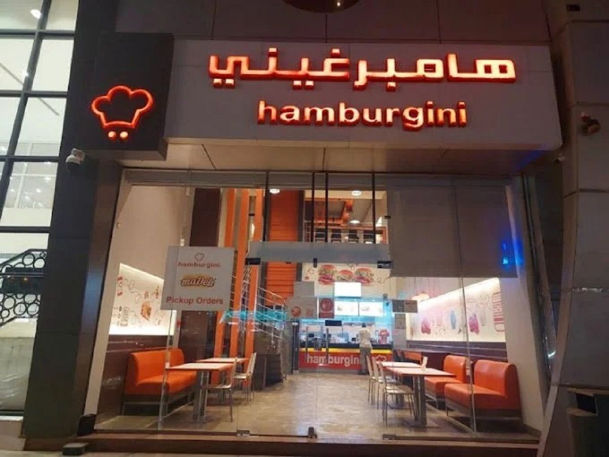 بعد بيان الشؤون البلدية.. أول زبون من داخل مطعم "هامبرغيني" بالرياض بعد حادث حالات التسمم - موقع الخليج الان