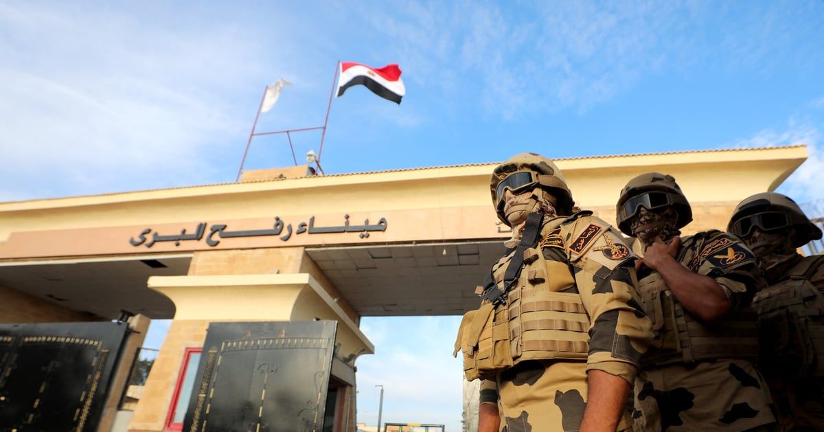 لوحت بيدها مودعةً.. والدة الجندي المصري عبد الله رمضان تثير تعاطفًا (فيديو)