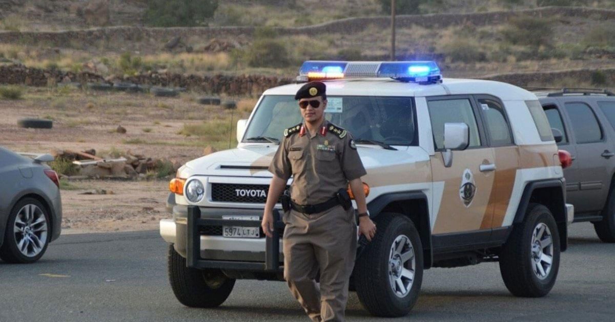 الشرطة السعودية تصدم سيارة لضبط متهور يقودها (فيديو)