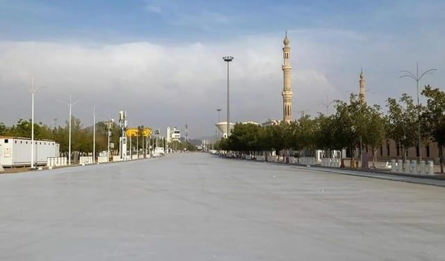 مع اقتراب موسم الحج.. لماذا تم طلاء محيط مسجد نمرة؟(صور)‎