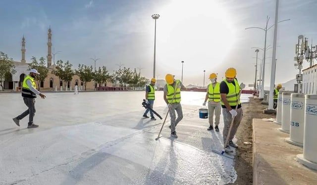 مع اقتراب موسم الحج.. لماذا تم طلاء محيط مسجد نمرة؟(صور)‎