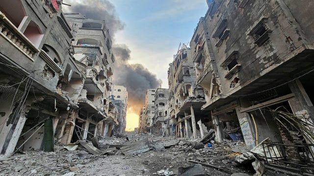 الغزيون "يتنفسون الموت" بسبب ركام الحرب والنفايات