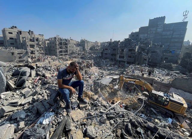 الغزيون "يتنفسون الموت" بسبب ركام الحرب والنفايات