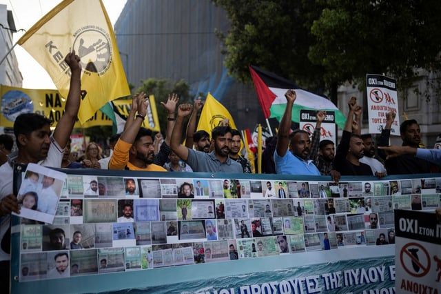 قتل فيها 700 شخص.. مسيرة في اليونان بعد عام على "كارثة" غرق قارب مهاجرين (صور)