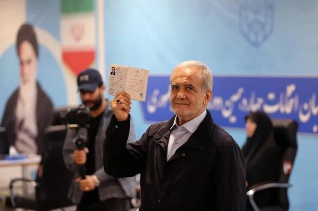خبراء: "المعركة" للرئاسة الإيرانية ستنحصر بين بزشكيان وقاليباف