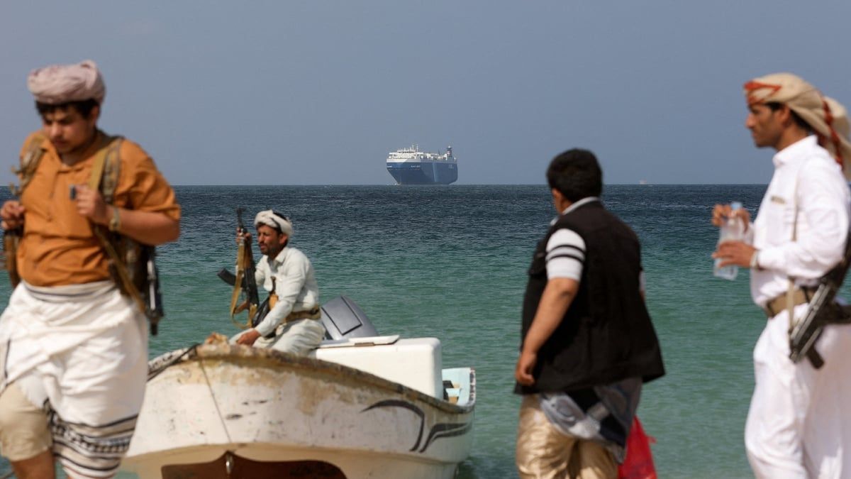 هيئة بحرية ترجّح غرق سفينة استهدفتها ميليشيا الحوثي