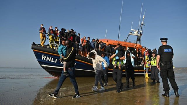 صحيفة: بريطانيا تخشى "فوضى المهاجرين" إذا فاز اليسار الفرنسي