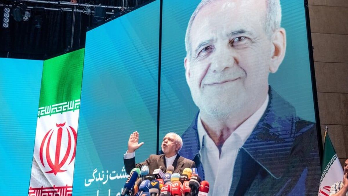 المونيتور: بزشكيان وظريف يبعثان "رسائل إصلاحية" إلى أمريكا والغرب