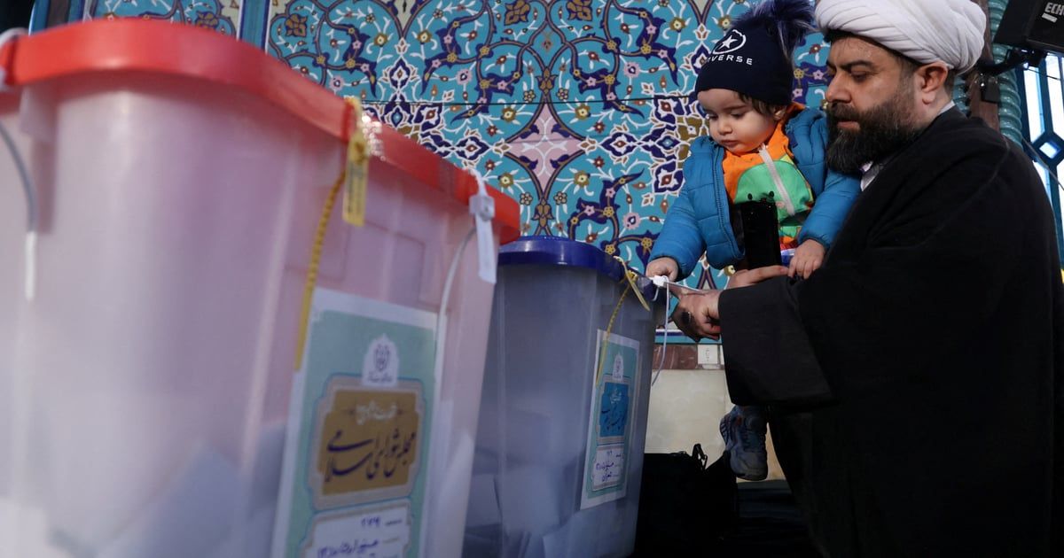 يصفونها بالمسرحية.. تزايد دعوات الناشطين لمقاطعة الانتخابات في إيران