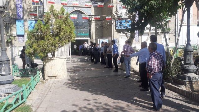 وسط نسب مشاركة باهتة.. إيران تمدد التصويت للمرة الثالثة