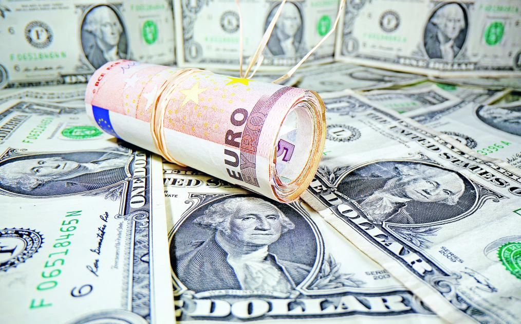 الدولار إلى أدنى مستوى مقابل اليورو منذ بداية العام