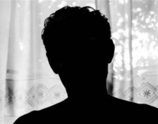 بالصورة: على متن إحدى الطائرات.. فنان شهير في ظهور نادر برفقة ابنته والجمهور يتفاعل
