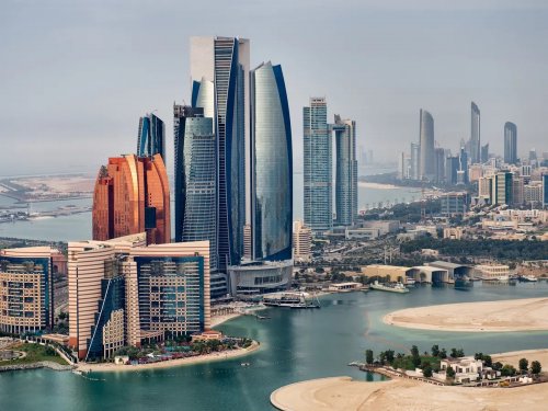 التخصصات والمهن المطلوبة في الإمارات 2024 .. رواتب و عقود العمل في الامارات ٢٠٢٤