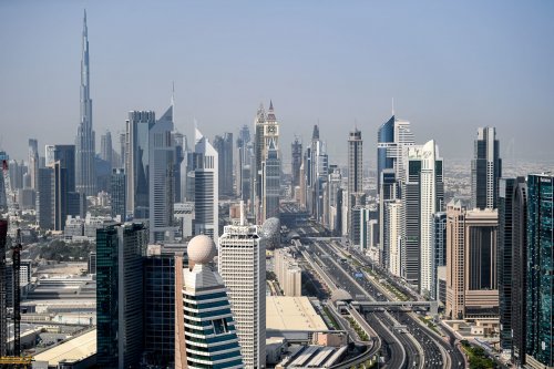 قانون العمل الإماراتي يوضح ضوابط تعديل عقد العمل وتخفيض الراتب في الإمارات