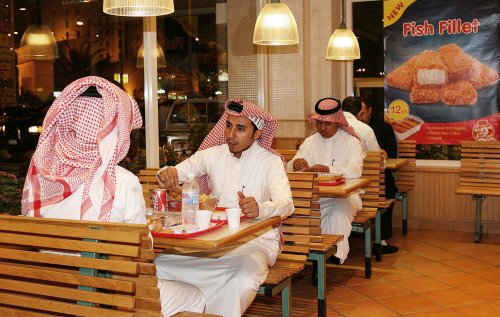 عاجل : إغلاق اشهر ثلاثة مطاعم في السعودية .. والسبب صادم !!