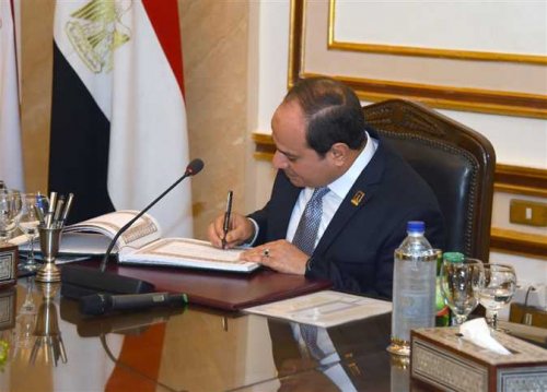الرئيس السيسي يصدر قرارين جمهوريين جديدين ونشرهما في الجريدة الرسمية | ما تأثير هذه القرارات على الاقتصاد؟