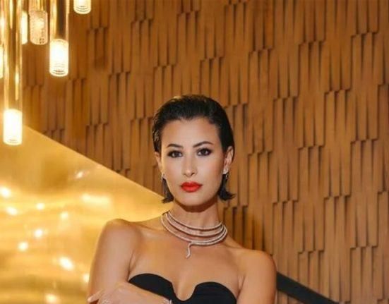 بالفيديو: هي زوجة إعلاميّ شهير.. عارضة الأزياء تتألّق بفستان أسود مكشوف الكتفين