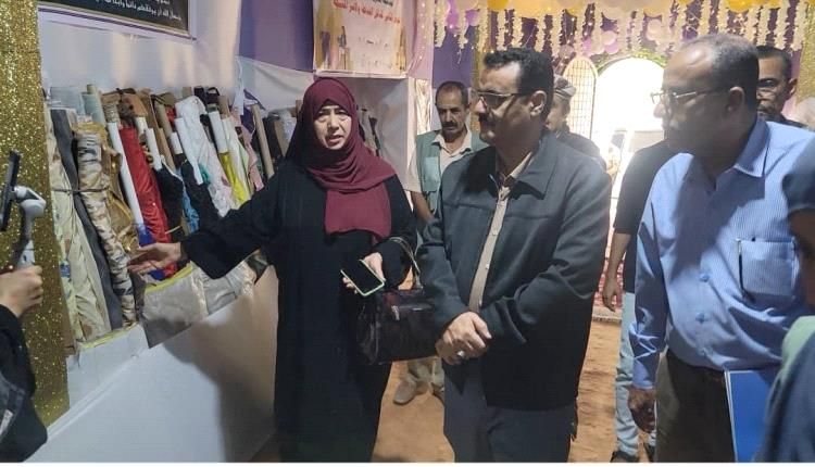معرض مشاغل الخياطة في عدن يلفت الأنظار.. مسؤول محلي يشيد بالإبداع والجودة