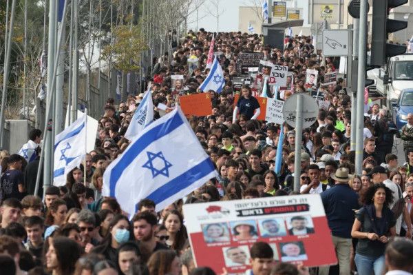 عائلات أسرى الاحتلال تتظاهر في تل أبيب مطالبة بصفقة تبادل - موقع الخليج الان