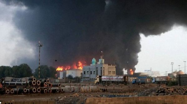 إسرائيل تنفّذ هجمات بحرية وجوية على ميناء الحديدة في تصعيد خطير مع الحوثيين - موقع الخليج الان
