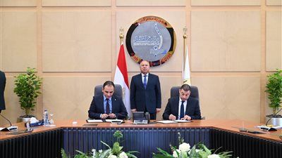 وزير الصناعة يشهد توقيع عقد «رحلة رايدز لتنظيم خدمات النقل البري» في مجال نقل الركاب باستخدام تكنولوجيا المعلومات - الخليج الان