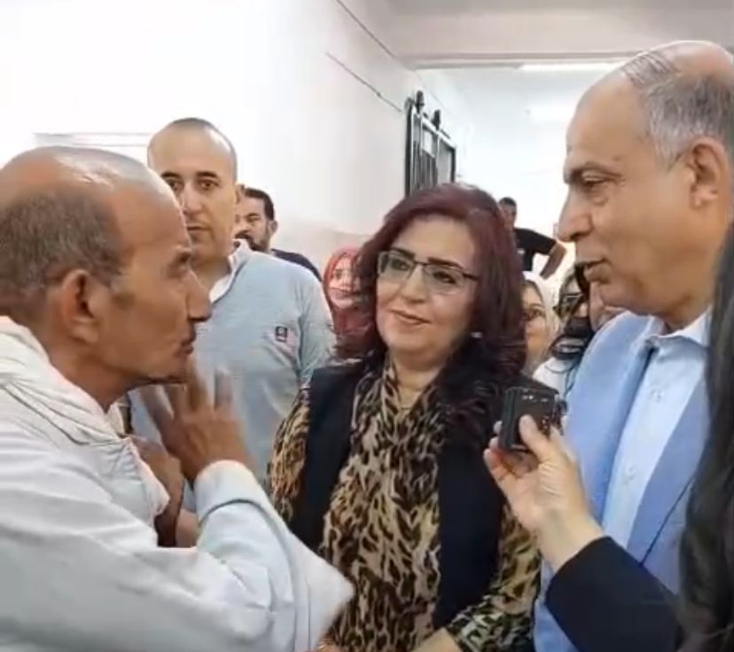 مواطن لمحافظ المنيا داخل مستشفى الرمد: "الشهادة هقابل بها ربنا.. واللي يقول غير كده يبقى مش محترم" - الخليج الان