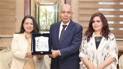 محافظ المنيا يُكرم مديرة مستشفى الرمد ويُوجه بصرف حافز إثابة لجميع العاملين تقديرًا لتميزهم الطبي - الخليج الان