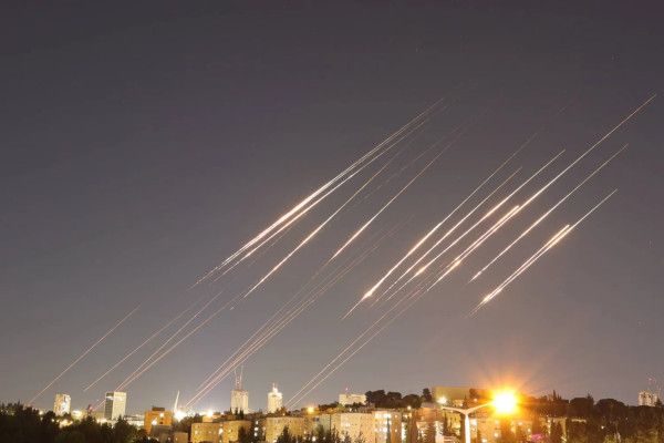 إيران وإسرائيل تتبادلان القصف.. واشنطن تهدّد بالانضمام وطهران تتوعّد بالرد القاسي - الخليج الان
