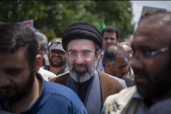 ضربات إسرائيل تقلّص دائرة خامنئي.. ونجله "مجتبى" يبرز كخليفة محتمل - الخليج الان