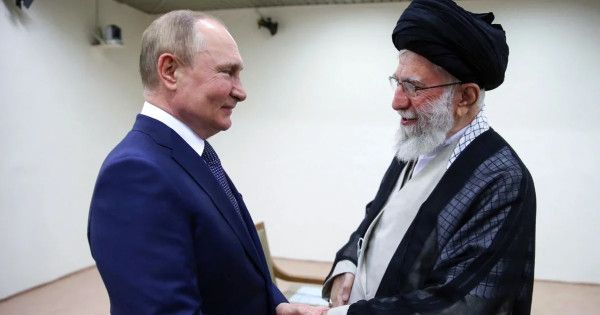 عراقجي يسلّم بوتين رسالة "مهمة" من خامنئي.. ماذا جاء فيها؟ - الخليج الان